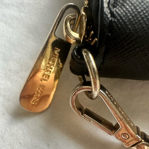 Michael Kors, black wallet with detachable wristlet strap - Picture 2 of 6